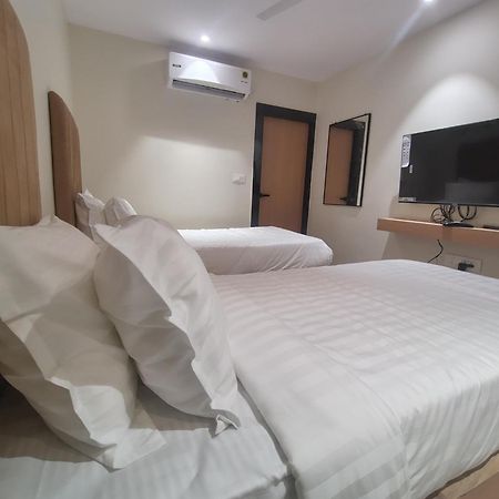 Hotel Blueearth Vizianagaram Bagian luar foto