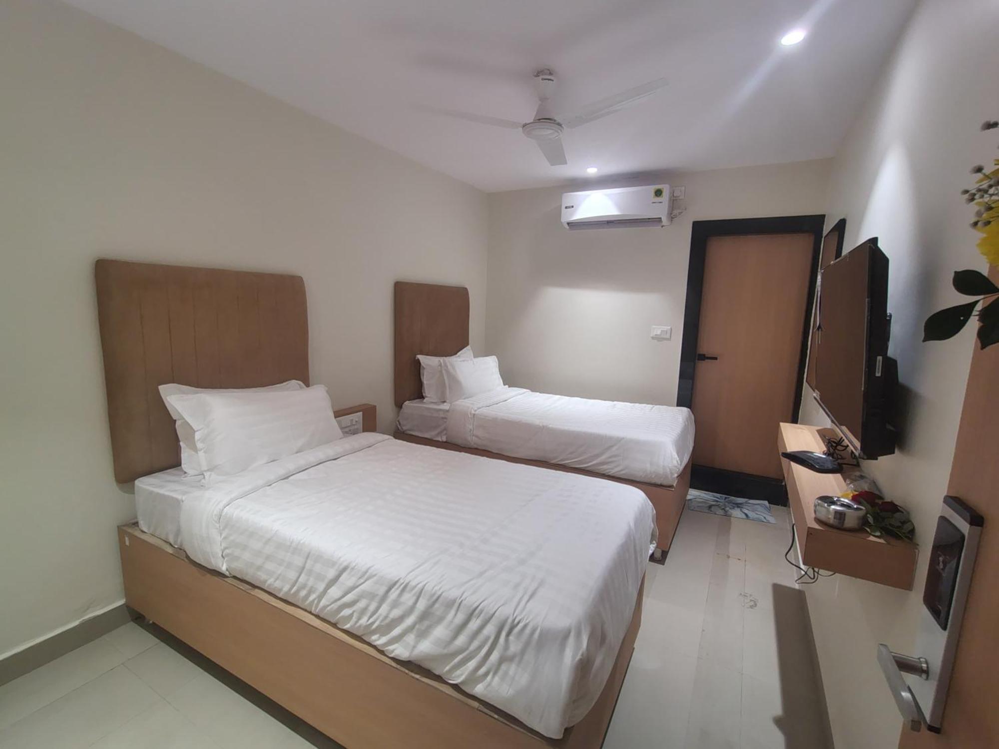 Hotel Blueearth Vizianagaram Bagian luar foto