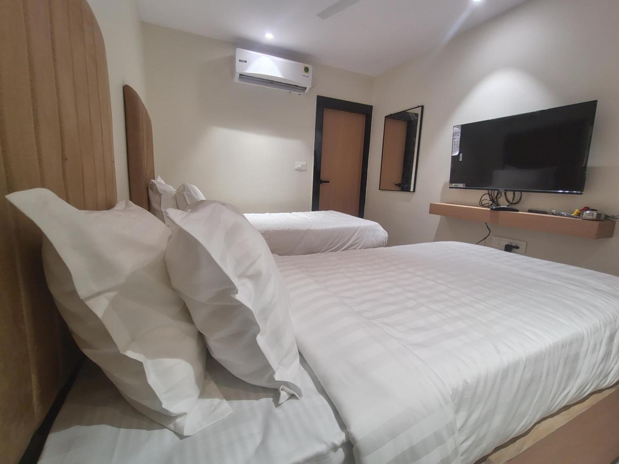 Hotel Blueearth Vizianagaram Bagian luar foto