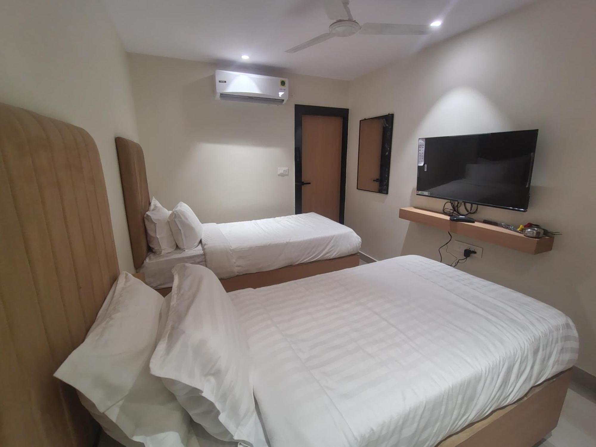 Hotel Blueearth Vizianagaram Bagian luar foto