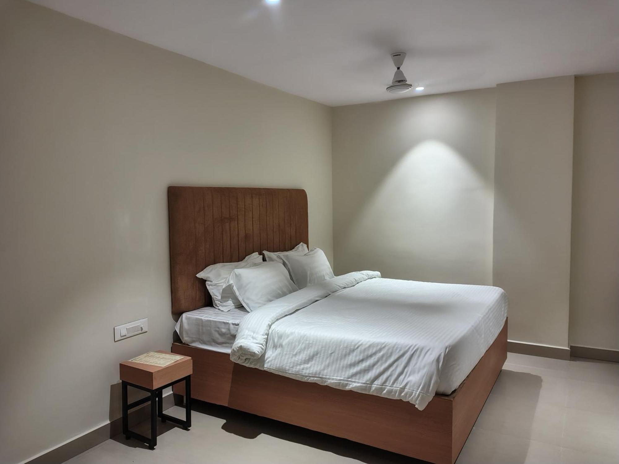 Hotel Blueearth Vizianagaram Bagian luar foto